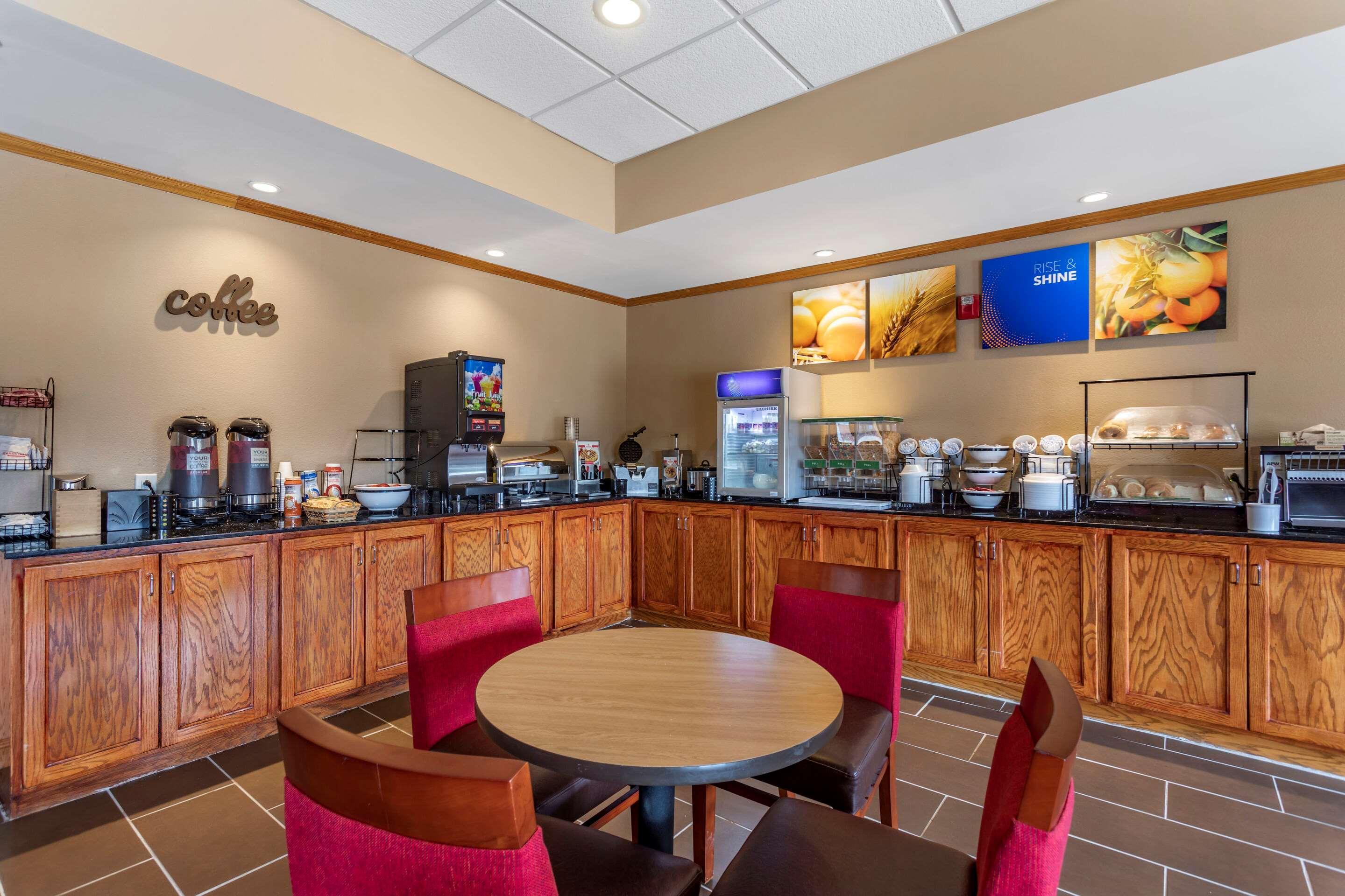 Comfort Inn & Suites Carbondale University Area Bagian luar foto