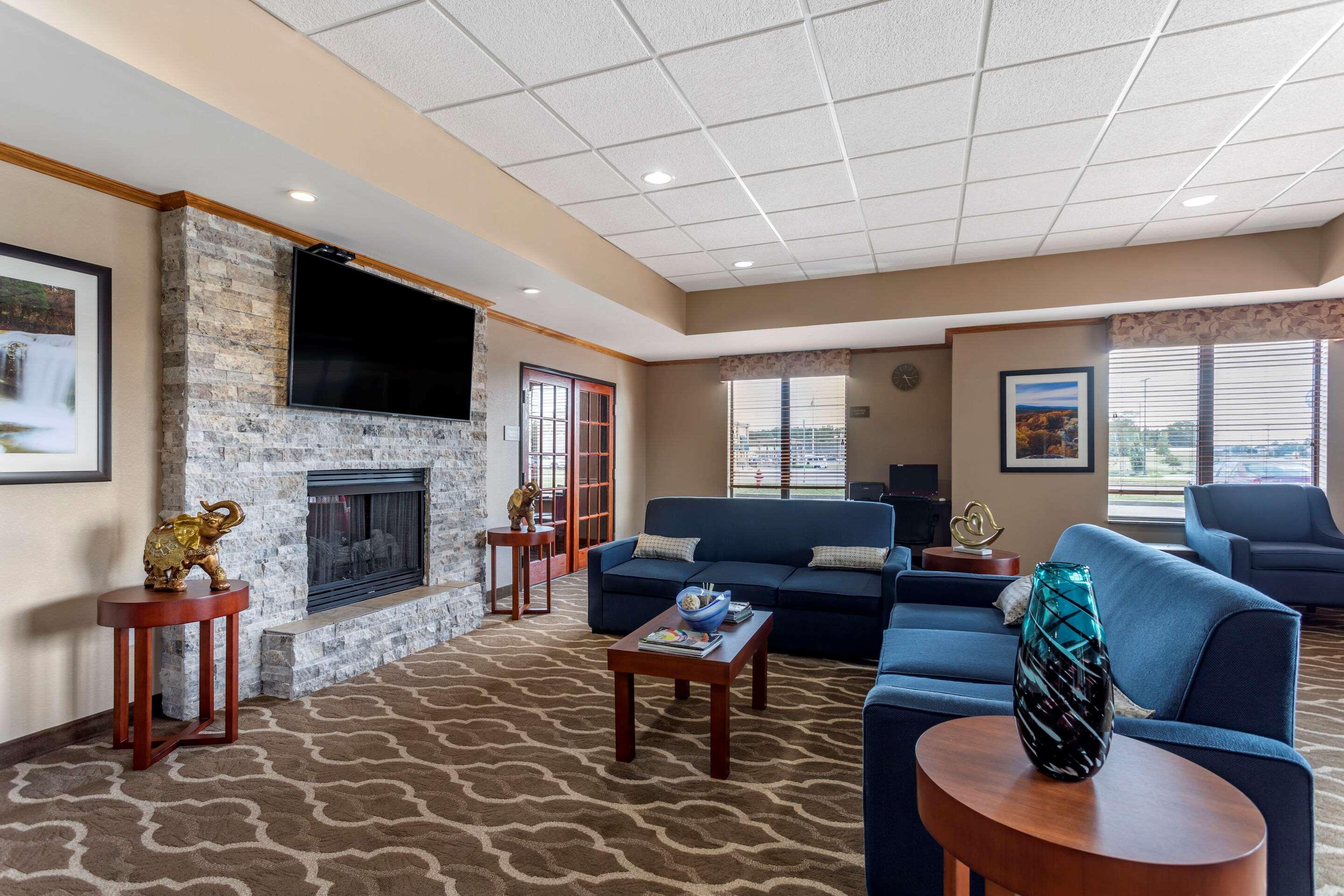 Comfort Inn & Suites Carbondale University Area Bagian luar foto